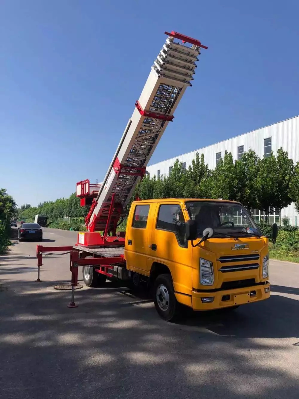 鹰潭余江附近的云梯车出租服务：轻松解决高空作业需求